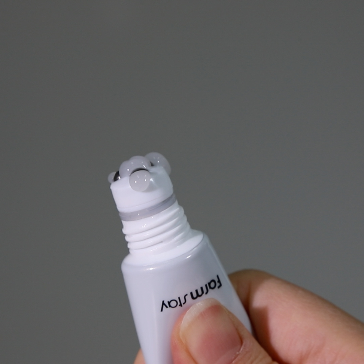 Farmstay Collagen Water Full Moist Rolling Eye Serum 25ml - Glowii Beauty