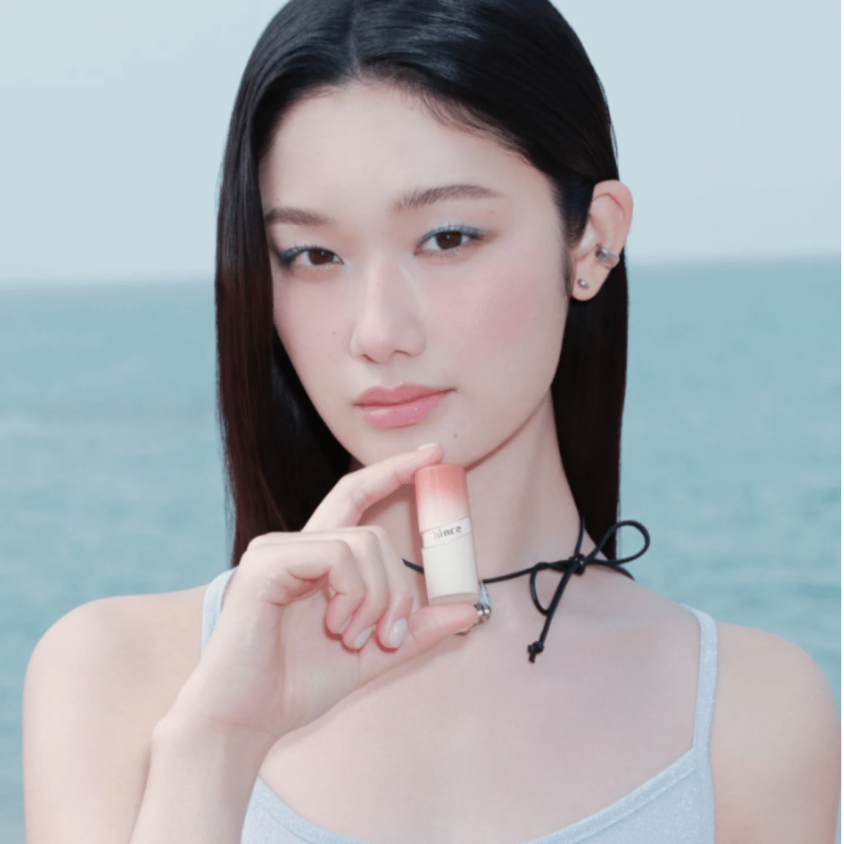 Hince Mirror Dew Gloss lip gloss with shiny, reflective finish, applied on lips showing smooth, glossy texture.
