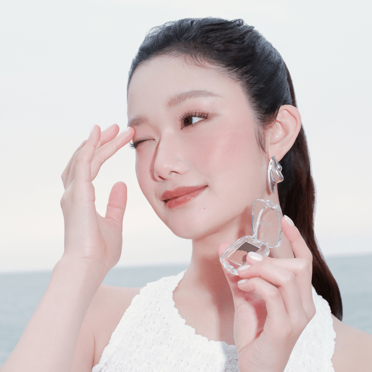 Hince Chill Voyage Edition single eyeshadow in a warm, shimmery shade, showcased in a compact with the product open.