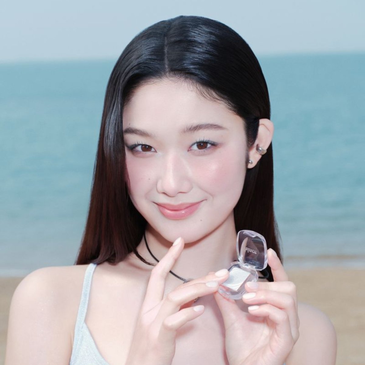 Hince Chill Voyage Edition single eyeshadow in a neutral shade, displayed in its sleek compact container.