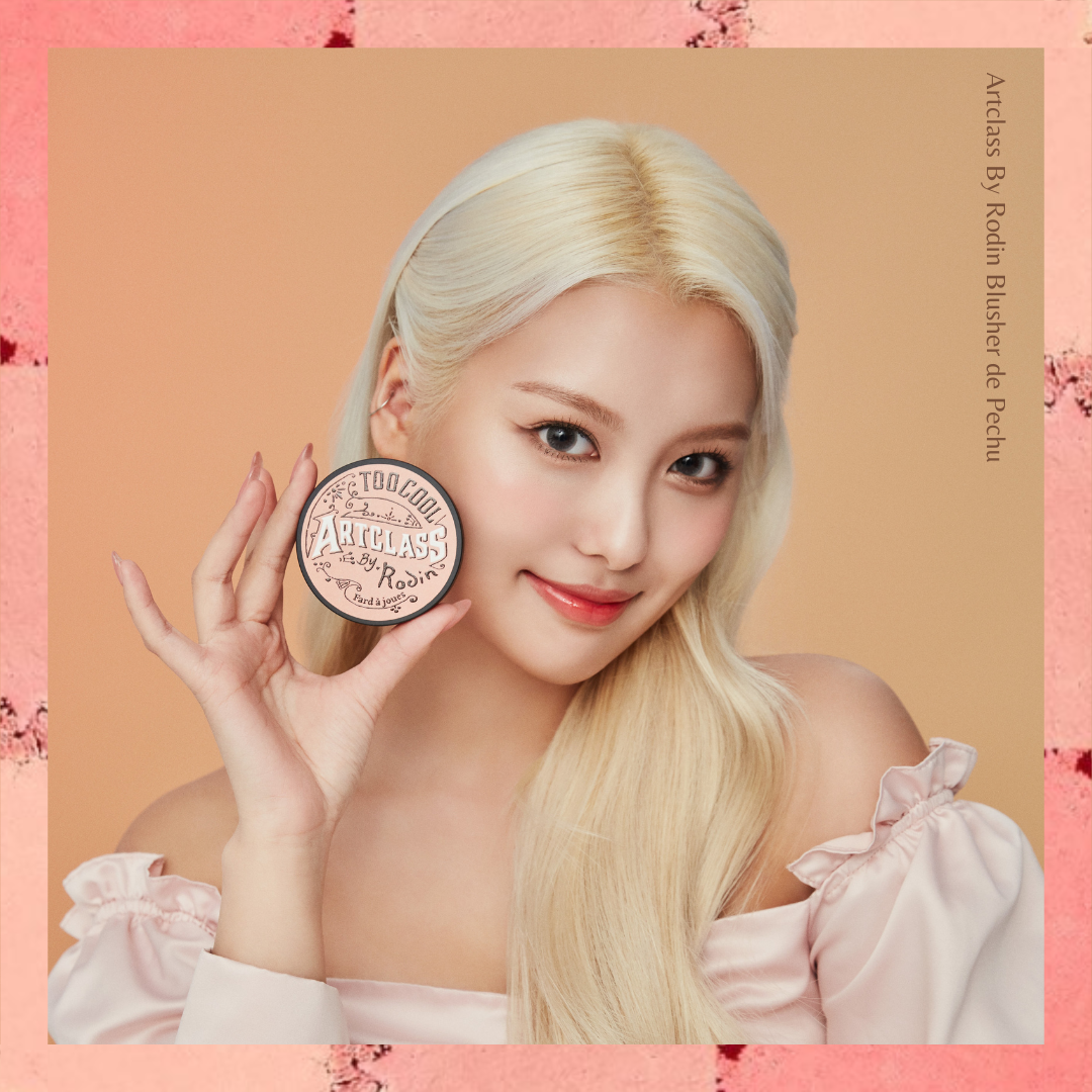 Artclass By Rodin Blusher De Peche - woman holding product